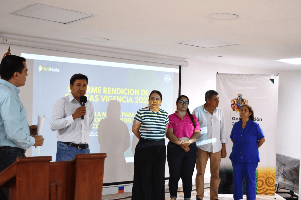 1.Panel de presentación de reporte de gestión de las vías en Huila 2023, con funcionarios y autoridades en evento oficial de Inform Huila.