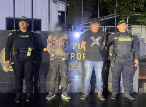 Huila TV captura de dos personas detenidas por la policía en una noche en Neiva, Huila, Colombia, mostrando el trabajo policial en la ciudad.