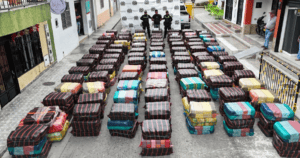 1. Vehículos de carga incautados con fondos de la policía de Huila, organización policial en operación contra el narcotráfico en Colombia.