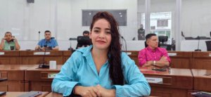 1. Mujer joven en conferencia en Huila Tv, medios de comunicación y periodismo en Huila, Colombia, imagen de periodista.