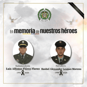 Imagen en homenaje a policías muertos en Cartagena del Chairá, con fotos de dos oficiales y símbolos de memoria y paz.
