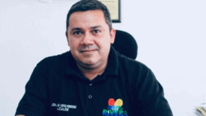 Imagen de un procurador en una oficina, presentando documentos relacionados con cargos contra el exalcalde de Rivera.