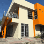 Edificio de la Casa de la Cultura en la Comuna 9, con arquitectura moderna y colores vibrantes, recientemente renovado para promover actividades culturales y artísticas en la comunidad.