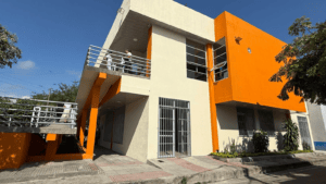 Edificio de la Casa de la Cultura en la Comuna 9, con arquitectura moderna y colores vibrantes, recientemente renovado para promover actividades culturales y artísticas en la comunidad.