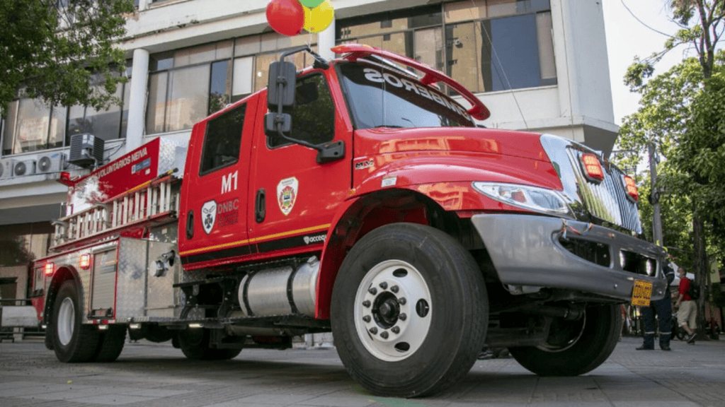 Bomberos del Huila en un camión de bomberos durante una emergencia en 2026, sin convenios en la mayoría de municipios, reflejando desafíos en la gestión de emergencias en la región.