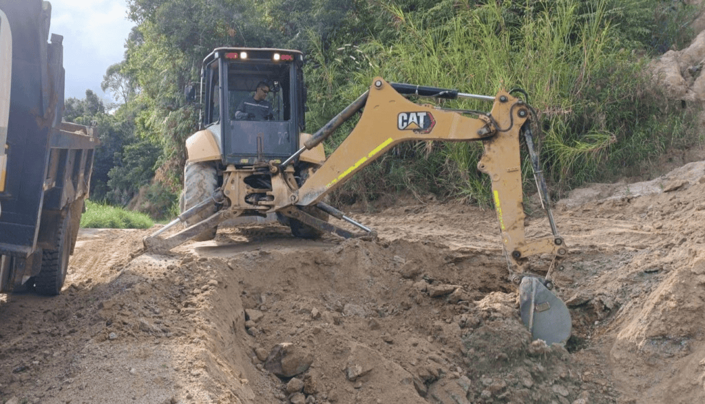 Maquinaria pesada trabajando en la mejora de caminos rurales en el Huila.