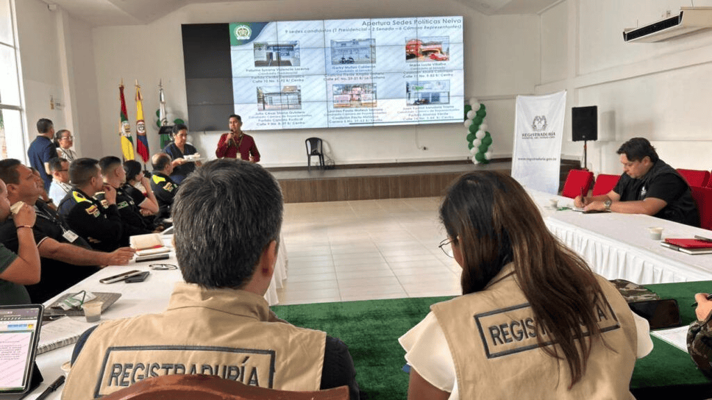 Personal de registro civil y autoridades en reunión para fortalecer el proceso electoral.