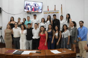 Jóvenes en la instalación del nuevo Consejo de Juventud en Neiva, promoviendo participación juvenil y liderazgo en la región.