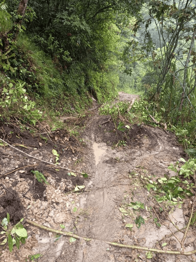 Daños en caminos rurales del Huila debido a intensas lluvias y deslizamientos. La vía afectada dificulta el acceso y la movilidad en la región afectada por emergencias climáticas.