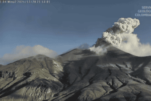Vista del volcán Puracé en erupción con columnas de humo y ceniza en el aire, en un día despejado en Huila, Colombia.