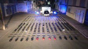 Incautan 372 kilos de marihuana en zona rural de Pitalito, con presencia de autoridades y vehículos policiales en la escena.