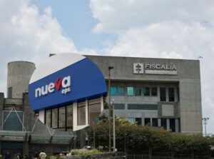 Centro de salud Nueva EPS en Huila, Colombia, con señalización visible.