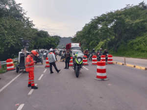 Deslizamiento en la Ruta 45 en Los Altares causa paso intermitente y control policial. Autoridades gestionan la seguridad y el tránsito en la zona afectada.
