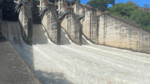 Asegurando la generación de energía en Huila, Colombia, con la apertura preventiva de compuertas debido al aumento de lluvias.