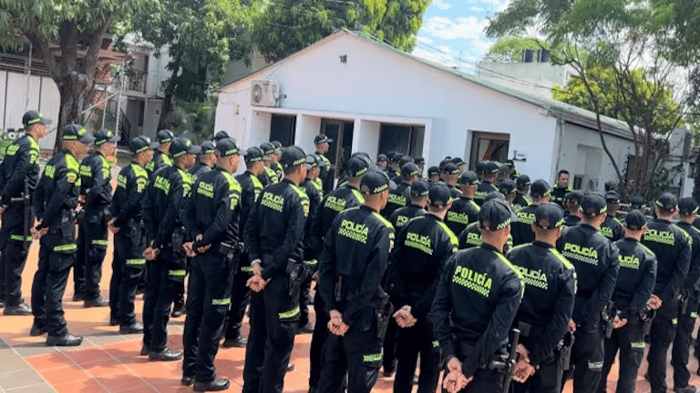 Policías en Huila reforzando la seguridad durante las elecciones con 180 agentes adicionales. La presencia policial busca garantizar un proceso electoral seguro y transparente en la región.
