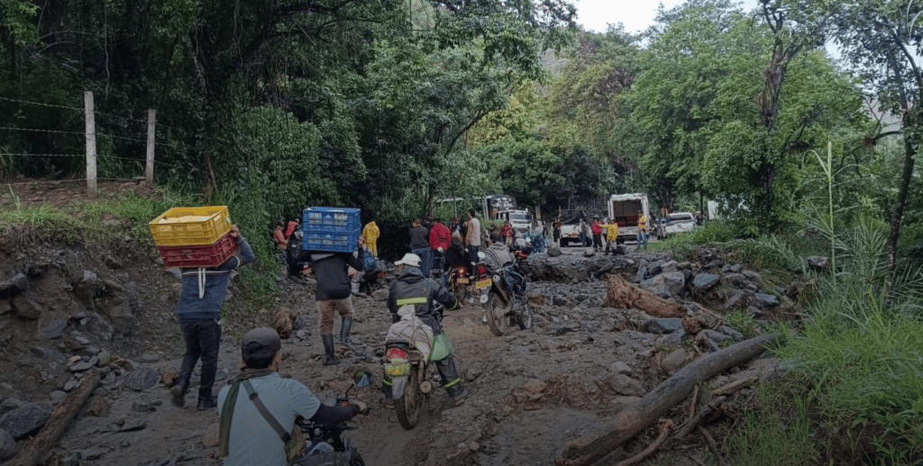 Personas en Huila enfrentan dificultades por lluvias intensas y deslizamientos en la región.