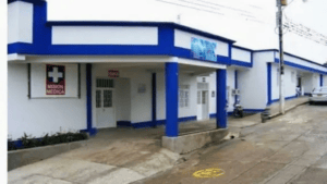 Imagen del centro de salud en Íquira, Huila, donde más de 5,000 afiliados de Nueva EPS enfrentaron falta de atención médica.