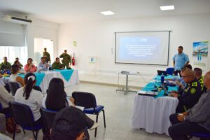 Policías en reunión para garantizar la seguridad electoral en Huila. Autoridades y comunidad participan en estrategia para fortalecer la protección durante las elecciones.