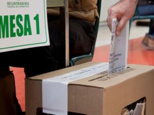 Persona depositando su voto en urna electoral en Huila, Colombia, durante las elecciones del 8 de marzo.