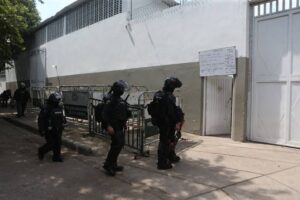 Polémica por el contrato del Centro de Detención Transitorio en Neiva, con presencia policial en la entrada, generando debate sobre derechos y seguridad en la ciudad.