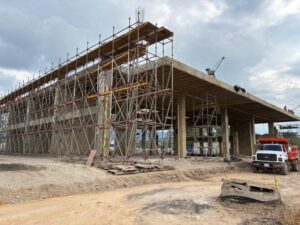 Construcción del aeropuerto de Pitalito en desarrollo, con estructura de concreto y andamios de seguridad, proyectado para entregarse en junio de 2026.