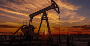 Imagen de una torre de perforación petrolera en Huila durante el atardecer, reflejando la actividad petrolera en la región pese a la caída regional.