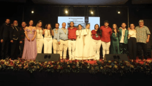 Participantes del Festival Nacional de la Música Colombiana en el escenario, celebrando la coronación de las nuevas Princesas de la Canción y obra inédita 2026.