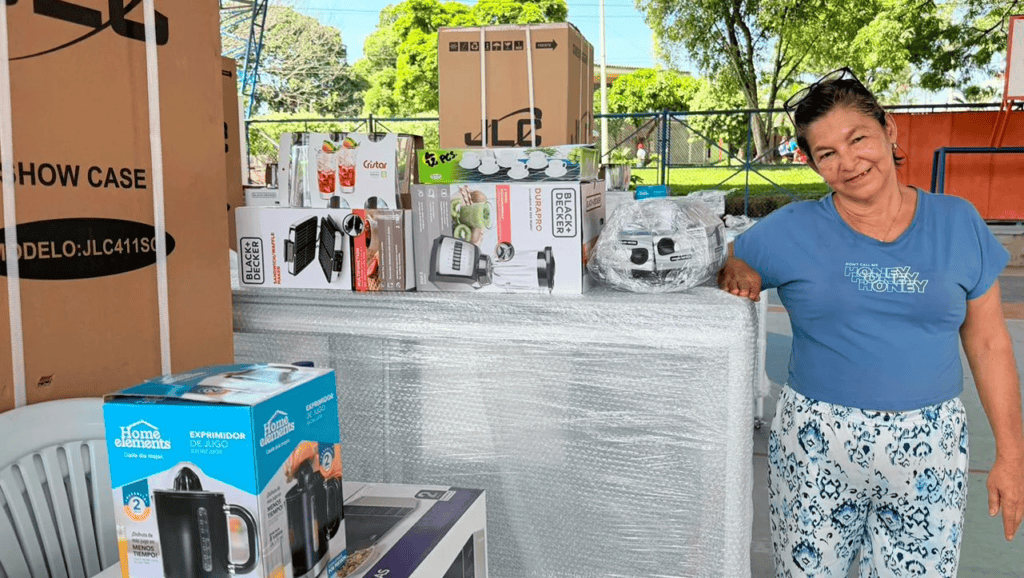 Mujer con productos y equipos tecnológicos en un evento de apoyo a emprendimientos en Garzón.