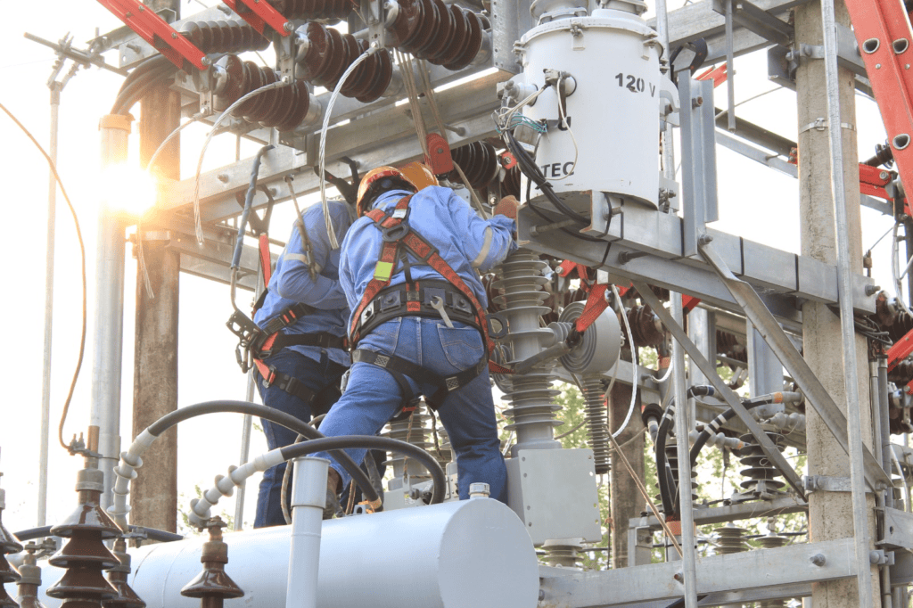 Trabajadores en mantenimiento de infraestructura eléctrica en Huila, Colombia, durante una inspección en una subestación eléctrica.