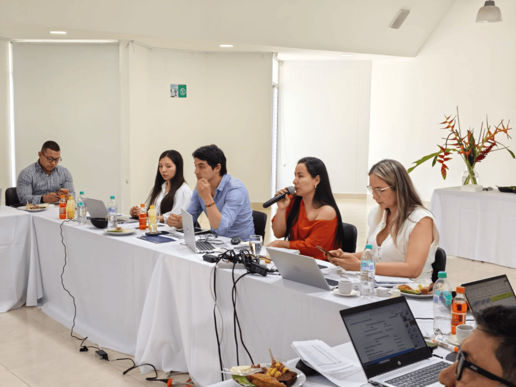 Reunión de empresarios en Huila TV para analizar la reinversión millonaria tras las utilidades históricas de Electrohuila, promoviendo el desarrollo económico en la región.