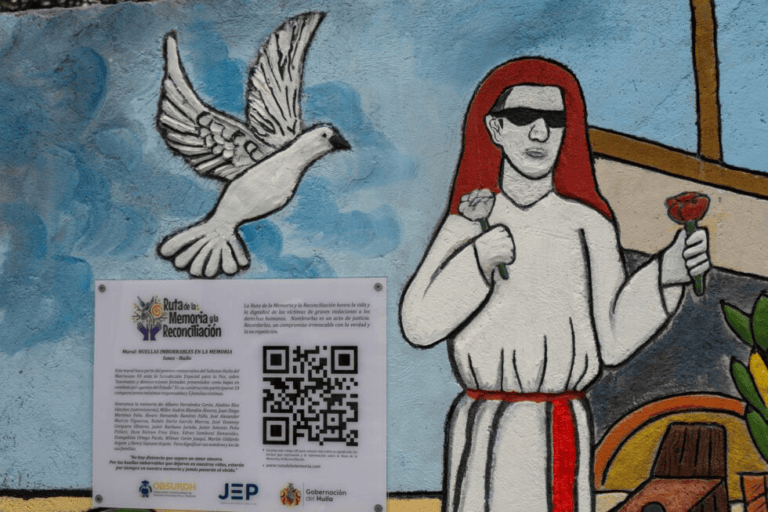 Mural de memoria y reconciliación que une a víctimas y exmilitares en el Huila, promoviendo la paz y el diálogo a través del arte y la historia local.