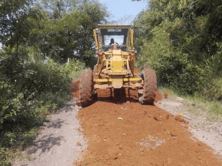 Maquinaria pesada trabajando en proyecto vial del Huila.