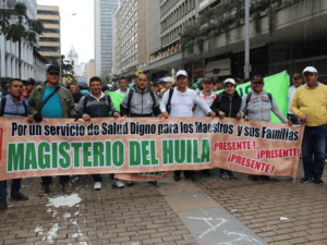Personal docente del Huila participa en movilización por deficiencias en el sistema de salud pública. La protesta busca garantizar atención digna y servicios adecuados para maestros y sus familias.