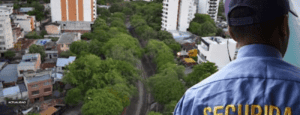 Personal de seguridad en Huila, Colombia, supervisa áreas urbanas tras suspensión de licencias a empresas de seguridad por presuntos vínculos con estructuras criminales.