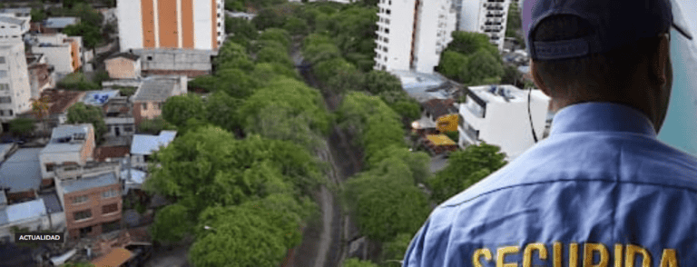 Personal de seguridad en Huila, Colombia, supervisa áreas urbanas tras suspensión de licencias a empresas de seguridad por presuntos vínculos con estructuras criminales.