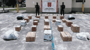 Suministros militares y equipos en Huila, Colombia, con personal del Ejército Nacional en una instalación oficial.