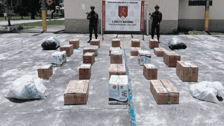 Suministros militares y equipos en Huila, Colombia, con personal del Ejército Nacional en una instalación oficial.