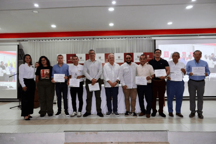 Inversión en educación superior en Huila con reconocimiento a estudiantes destacados. Evento oficial con autoridades y beneficiarios recibiendo certificados de apoyo financiero.