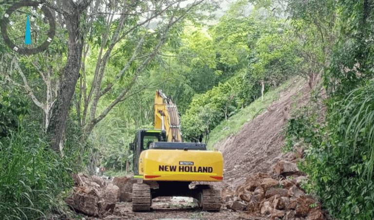 Maquinaria de construcción en una vía rural de Huila, realizando trabajos de mitigación en la carretera Saladoblanco–Pitalito, afectada por obras de protección ambiental y seguridad vial.