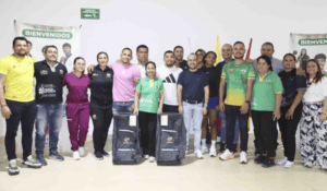 Personal de Huila TV en evento de bienvenida con equipo y público presente.