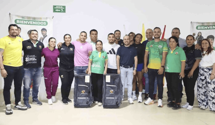 Personal de Huila TV en evento de bienvenida con equipo y público presente.