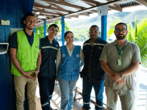 Personal de Huila Tv en una actividad de campo en un entorno natural y rural en Huila, Colombia, mostrando compromiso y profesionalismo en la cobertura de noticias y eventos locales.