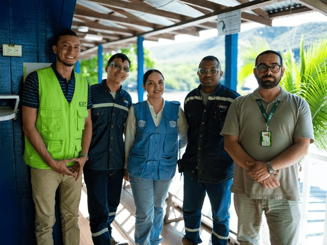 Personal de Huila Tv en una actividad de campo en un entorno natural y rural en Huila, Colombia, mostrando compromiso y profesionalismo en la cobertura de noticias y eventos locales.
