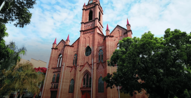 Iglesia colonial en el Huila, un lugar de fe y tradición para vivir la Semana Santa. Destaca por su arquitectura y ambiente espiritual en los destinos religiosos del Huila.