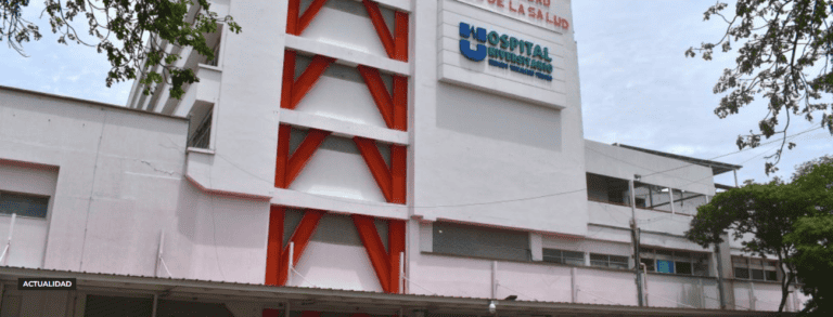 Hospital de Huila en Neiva, Colombia, con estructura moderna y señalización visible, representando servicios de salud en la región.