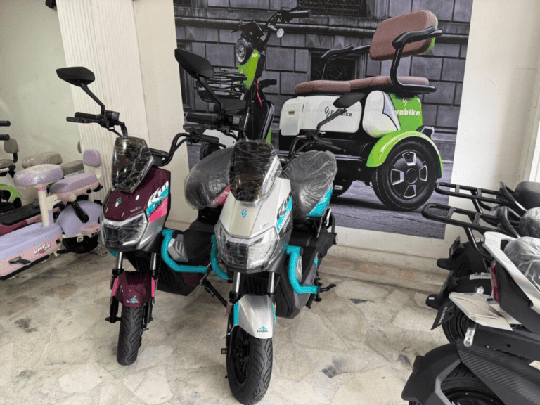 Motos eléctricas y scooters en exhibición en Huila Tv, tienda especializada en vehículos ecológicos y movilidad sostenible en el departamento de Huila, Colombia.