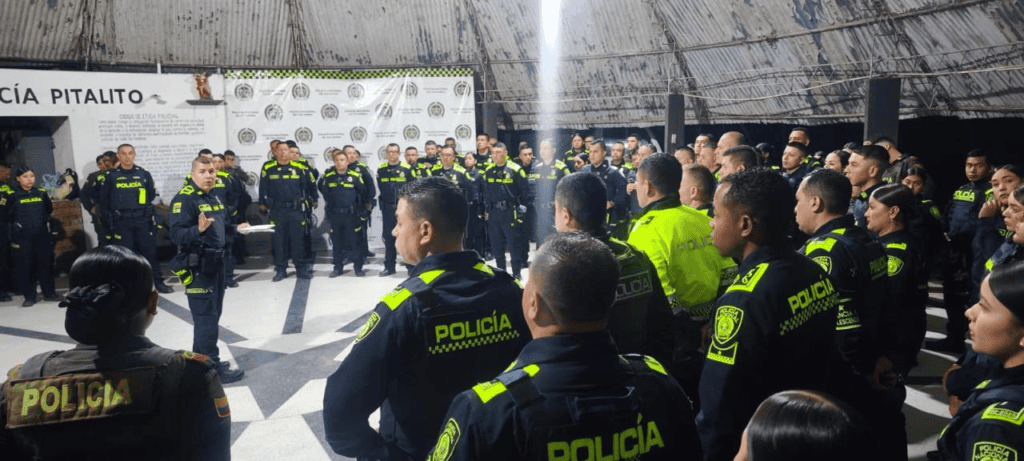 Grupo de policías en formación durante una ceremonia de seguridad en Huila, preparándose para festividades y eventos deportivos.