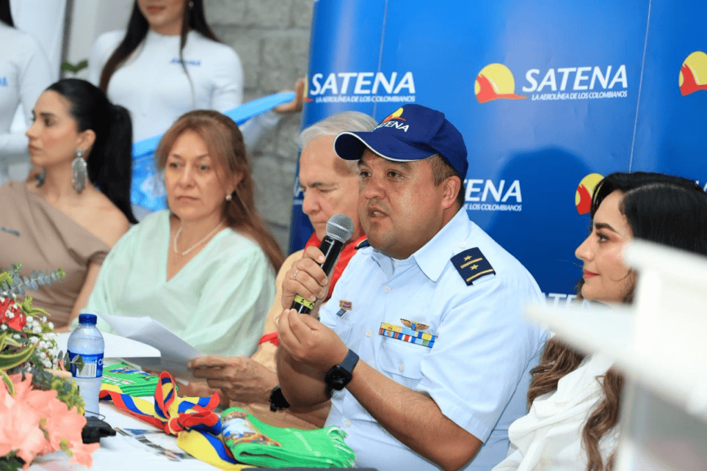 Funcionarios y líderes en una rueda de prensa en Huila, Colombia, con logotipos de SATENA y Huila TV en el fondo.