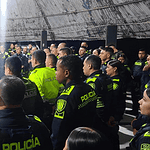Grupo de policías en formación durante una ceremonia de seguridad en Huila, preparándose para festividades y eventos deportivos.