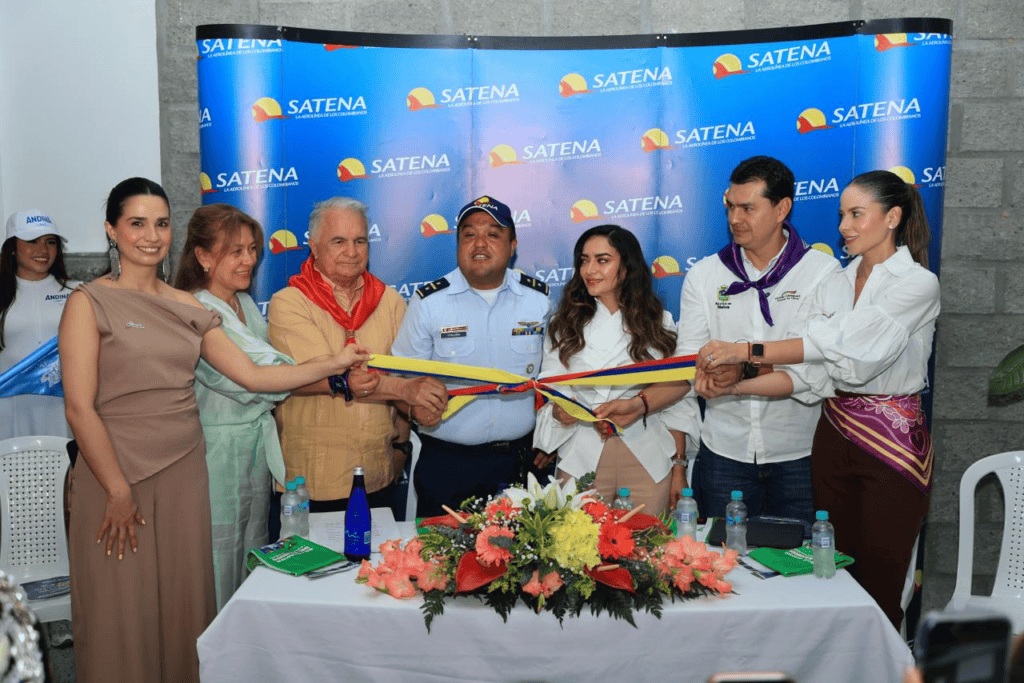 Inauguración de la nueva ruta aérea entre Neiva y Medellín con autoridades y representantes de Huila TV.